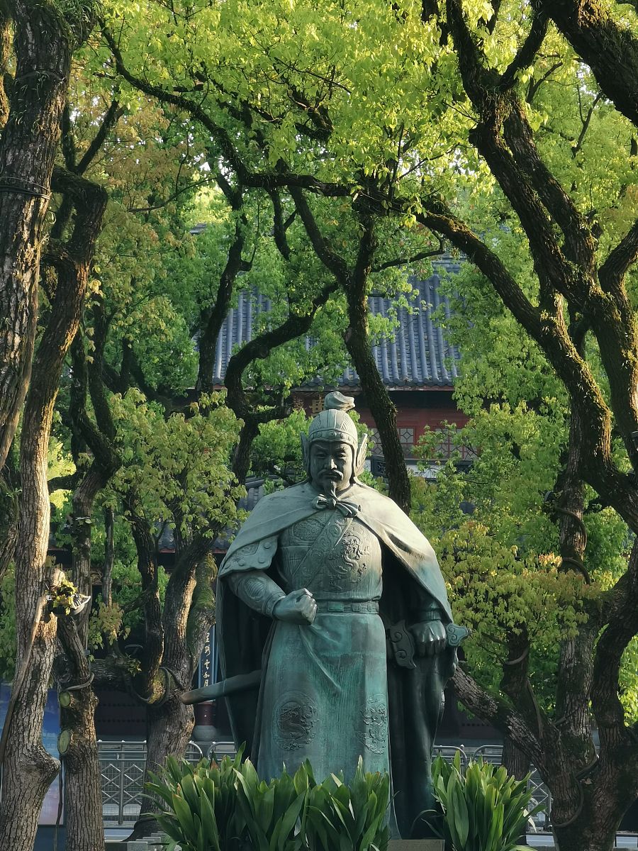 2021年4月10日,杭州岳王庙岳飞塑像.
