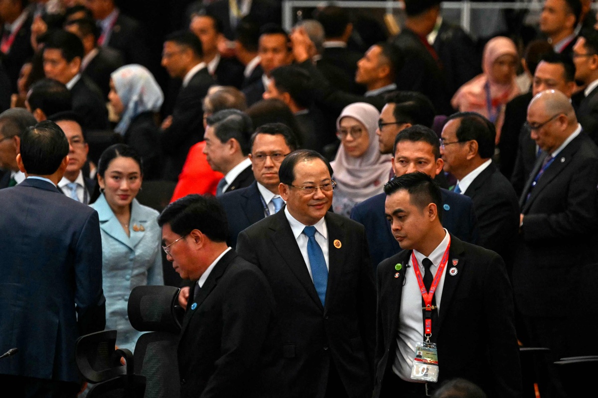 扩写一下 新加坡总理李显龙和法国总统马克龙为何访华都去了广州？历史上广州作为中国对外开放、贸易的重镇在中法、中新的交往中扮演了重要角色而在当前互联网发展快速、全球化进程加快的背景下外国政要和跨国公司高管选择访问广州的现实原因主要是因为广州地处我国改革开放最前沿作为国家中心城市和粤港澳大湾区核心引擎是我国对外贸易的重要枢纽蕴藏着无限商机和潜能。此外广东省是新加坡最大的省级投资贸易伙伴和在中国国内最大