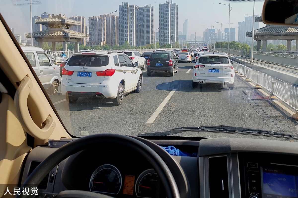 幽灵堵车现象的数学模型分析：探究交通密度、初速度和刹车减速度的影响