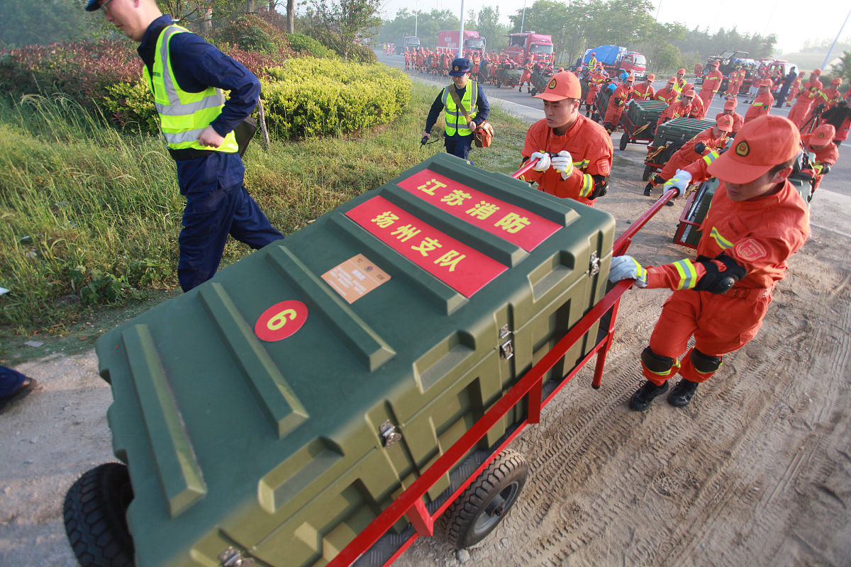 请你帮我生成一个包含100个救灾行业关键词的表格解释这些关键词并将其按照关键词、名词解释和应用场景进行分类