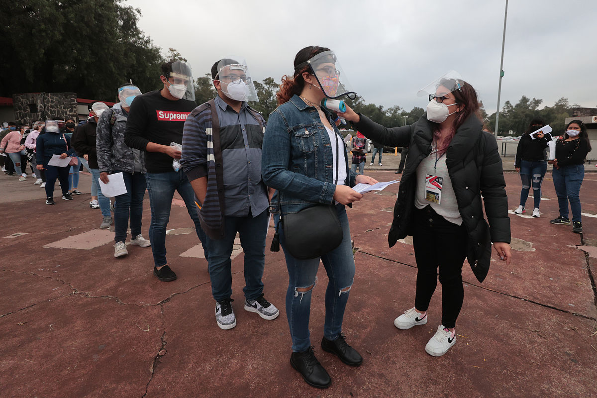 当地时间2020年8月19日,墨西哥首都墨西哥城,考生测温后进入奥林匹克