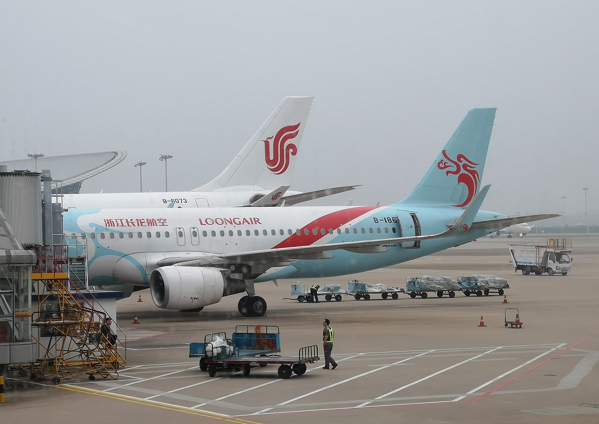 湖州市没有机场离湖州最近的机场是杭州萧山国际机场可以乘坐机场巴士或高铁往返于机场和湖州。帮我用200字详细描述