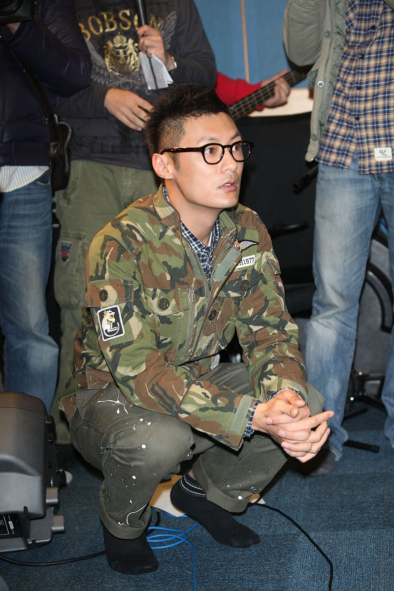 流浪地球2吴京和沙溢戴的墨镜是哪一集