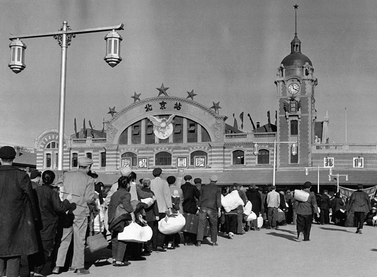 1950年代,北京,北京火车站.la gare de pékin, en chine. (photo by 