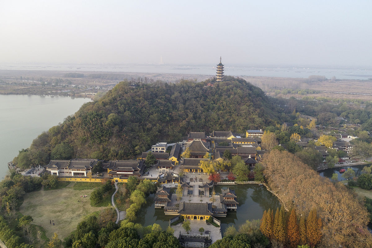 2020年12月6日,航拍初冬中的江苏省镇江市焦山风景区,寺庙, 塔,多彩的