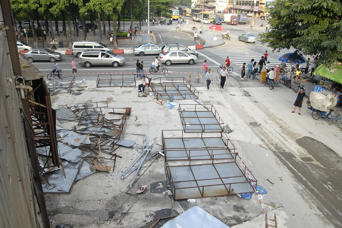 2009年6月17日,广东省东莞市,城市进行产业升级,原有的厂房拆除.