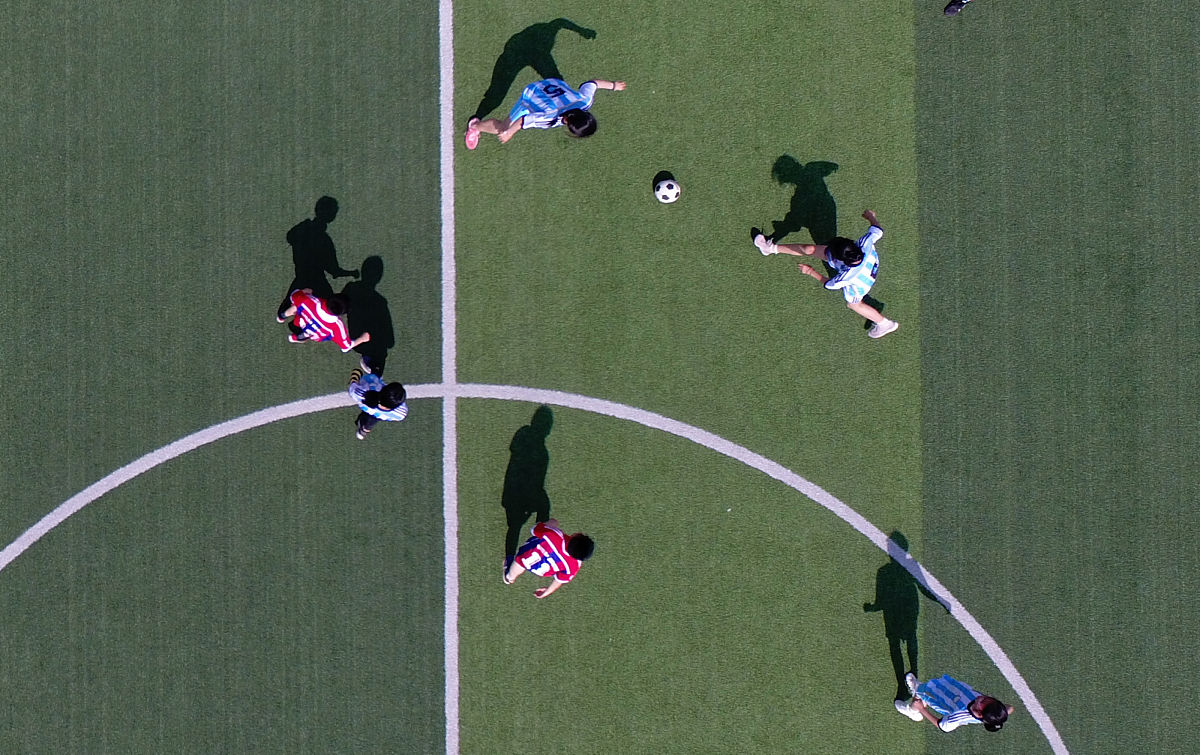 脚内侧射门要领1先助跑以此增加射门力量2支撑脚脚尖方向应与出球方向一致3支撑脚应与皮球相距15厘米左右膝关节微屈4两臂自然摆动保持身体平衡5击球脚以髋关节为轴由后向前摆动6在摆动过程中髋关节应向外翻转90度7脚尖应该微微翘起脚掌应该与地面平行注意应该用大腿带动小腿快速摆动以击出。击球腿大腿带动小腿爆发式向前摆动击球后击球脚脚自然向前摆动。助跑一般为一两步即可最后一步时支撑脚应朝向目标地点。扩写10