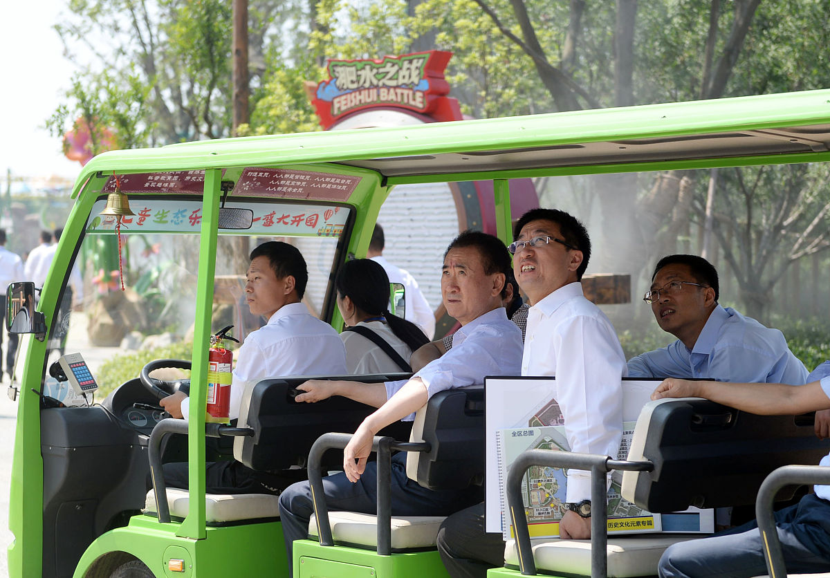 退休职工组团游览景点：小型车和中型车安排问题