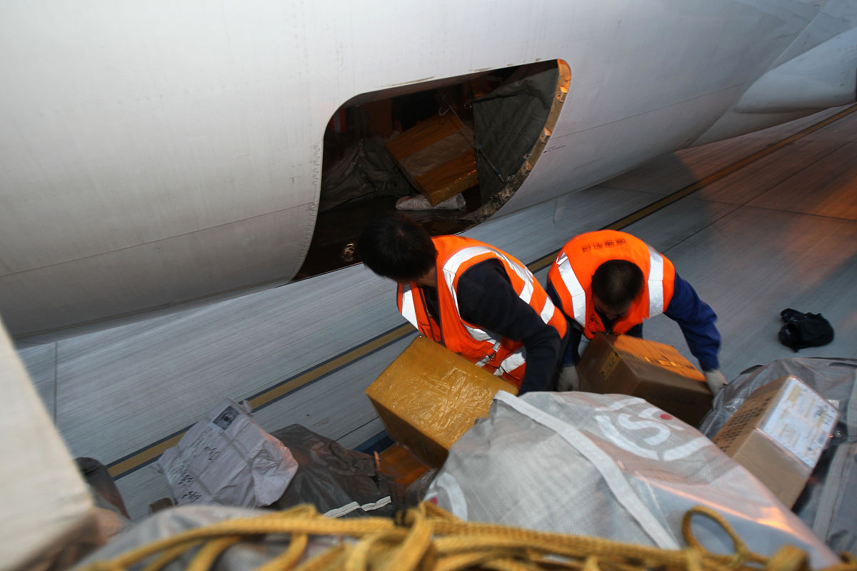 航班保障顺利！行李分拣与装卸人员高效协作，确保行李准点到达