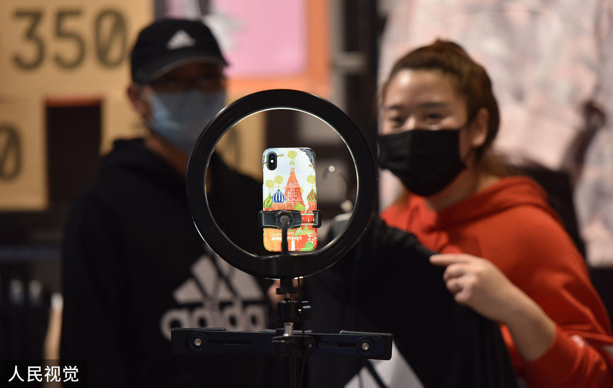 1以下哪条不是造成视频爆火的因素。A音乐B画面C剧情D销售广告2对于如何打造一条成功的短视频以下说法错误的是。A控制好时长B内容为王C不顾一切吸引眼球D画面唯美