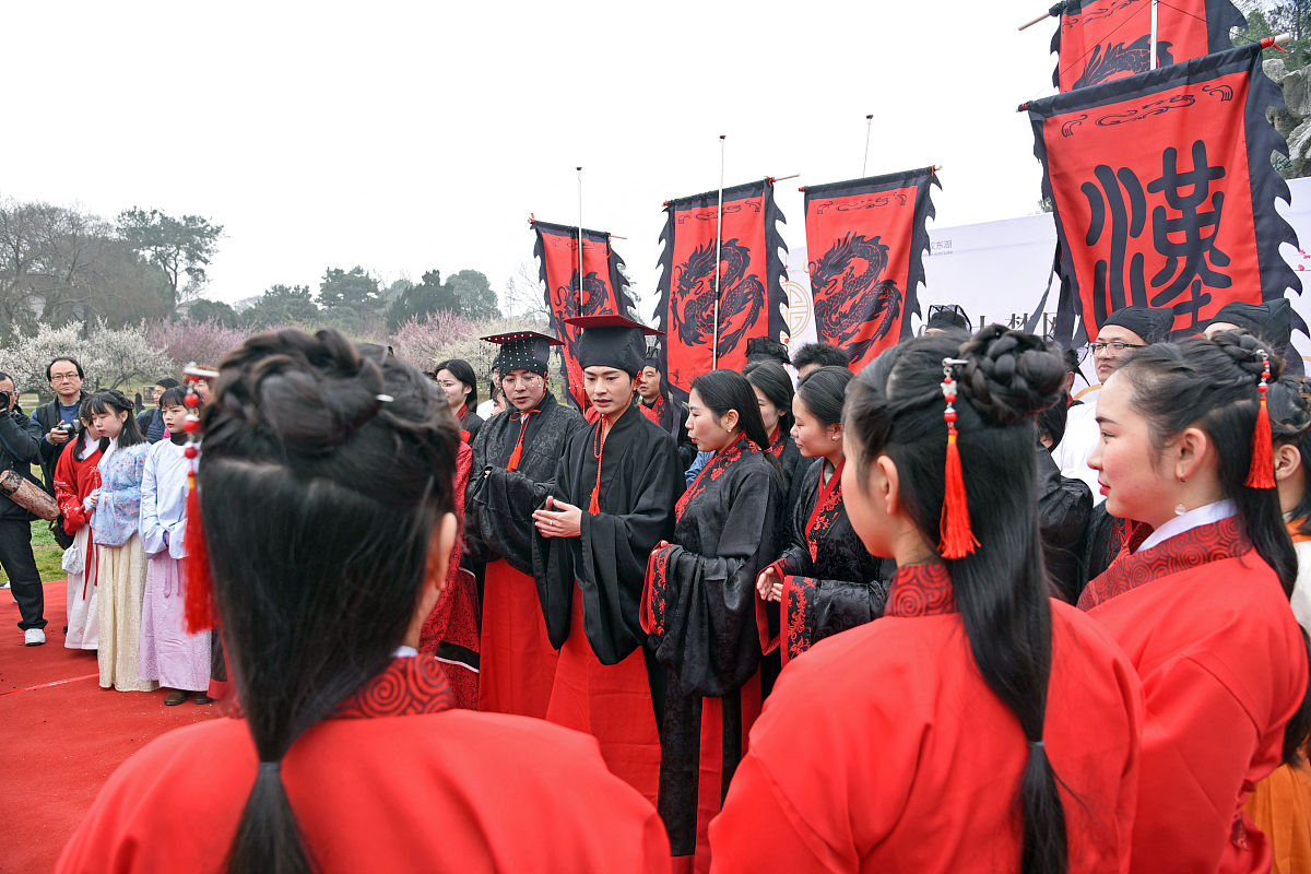 2017年2月5日,武汉,一场古色古香的<strong>汉朝</strong>礼在东湖梅园上演.
