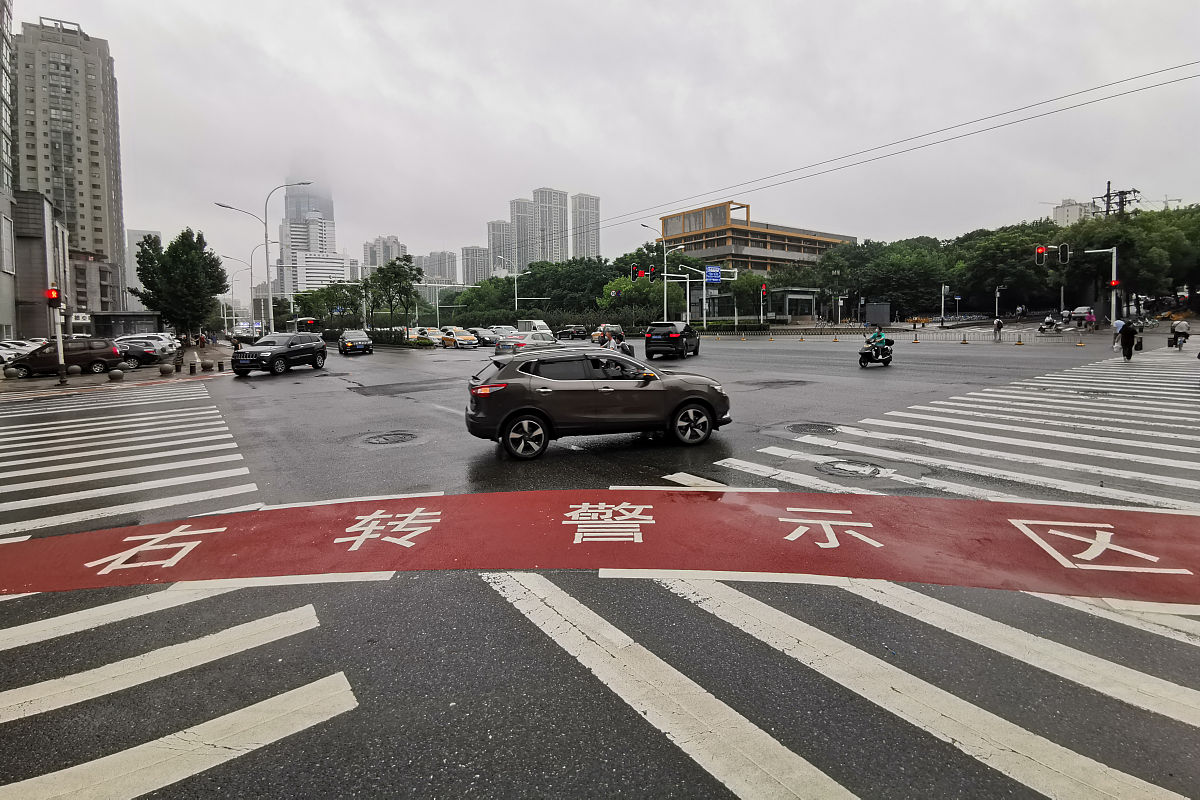 右转车道施工占道走直行超越压实线变到右转会受罚吗