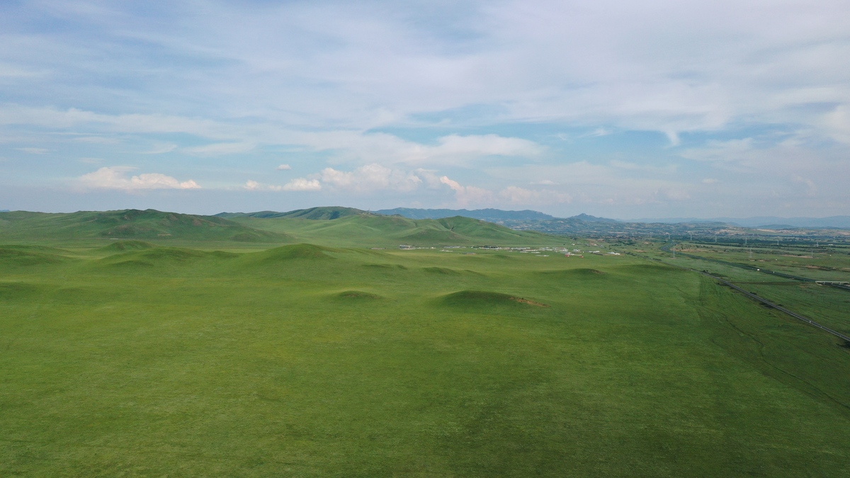 分析下内蒙古哪个季节适合去旅游第一段未总的概括。后面分为3个段落进行介绍最后一句话结尾。