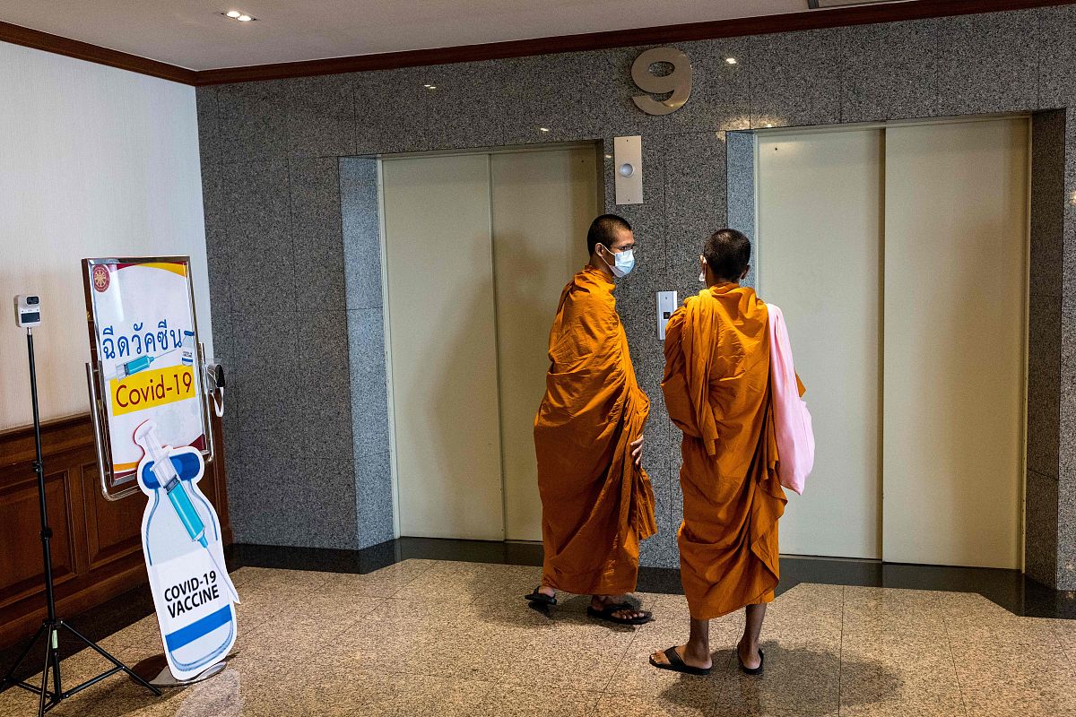 当地时间2021年5月18日,泰国首都曼谷,僧侣接种中国新冠疫苗.buddhist