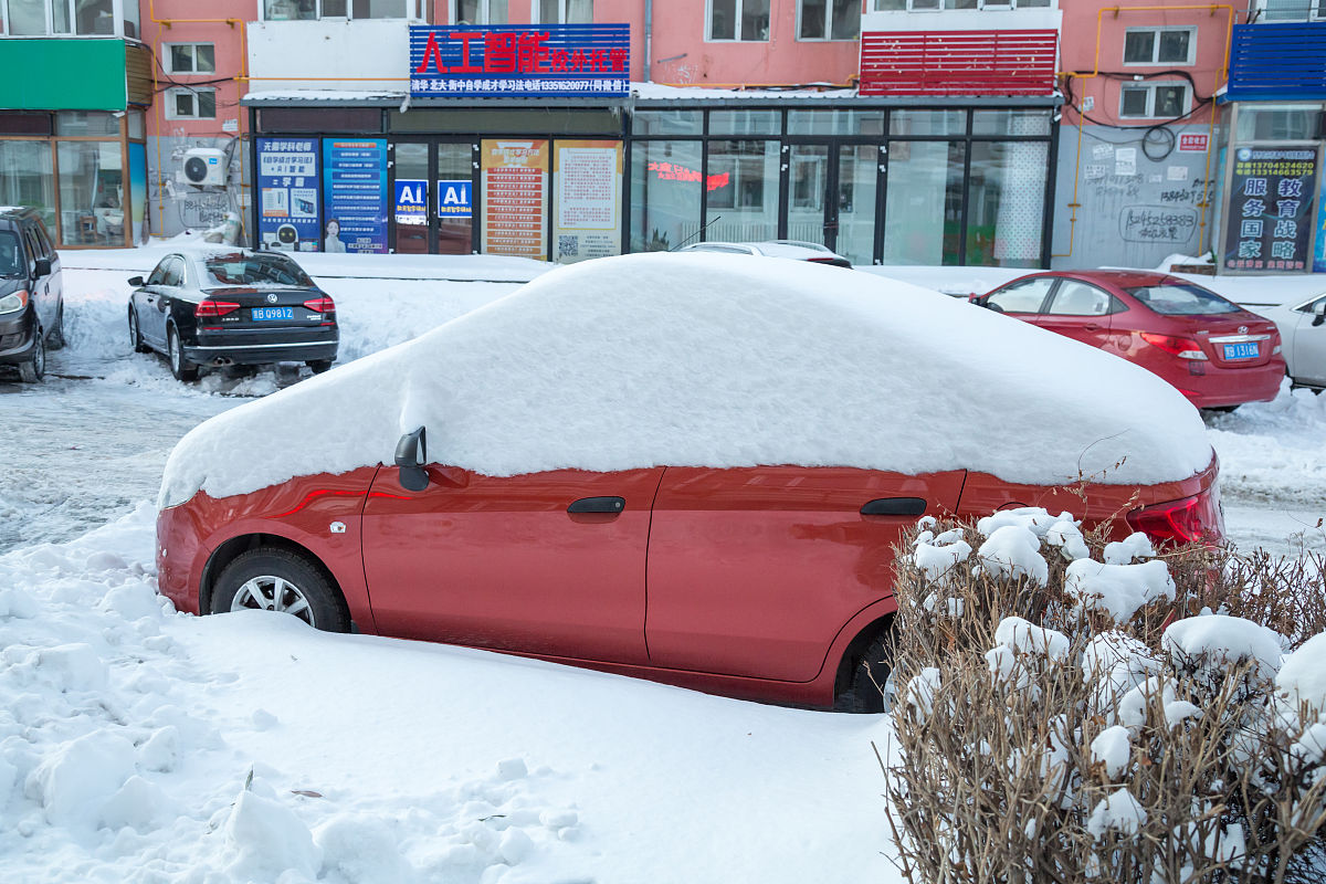2021年11月11日,黑龙江省齐齐哈尔市,由于积雪无法行驶的私家车.