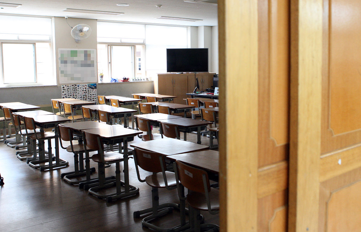 你现在的身份是一名幼儿园老师要参加黄浦杯文章大赛现在请对文章《独具匠心创新育人路——探索幼儿教育的创新实践》进行参考文献性撰写保证其内容逻辑性可以适当增加案例进行说明保证语言的活泼性、清新性不要乱写：