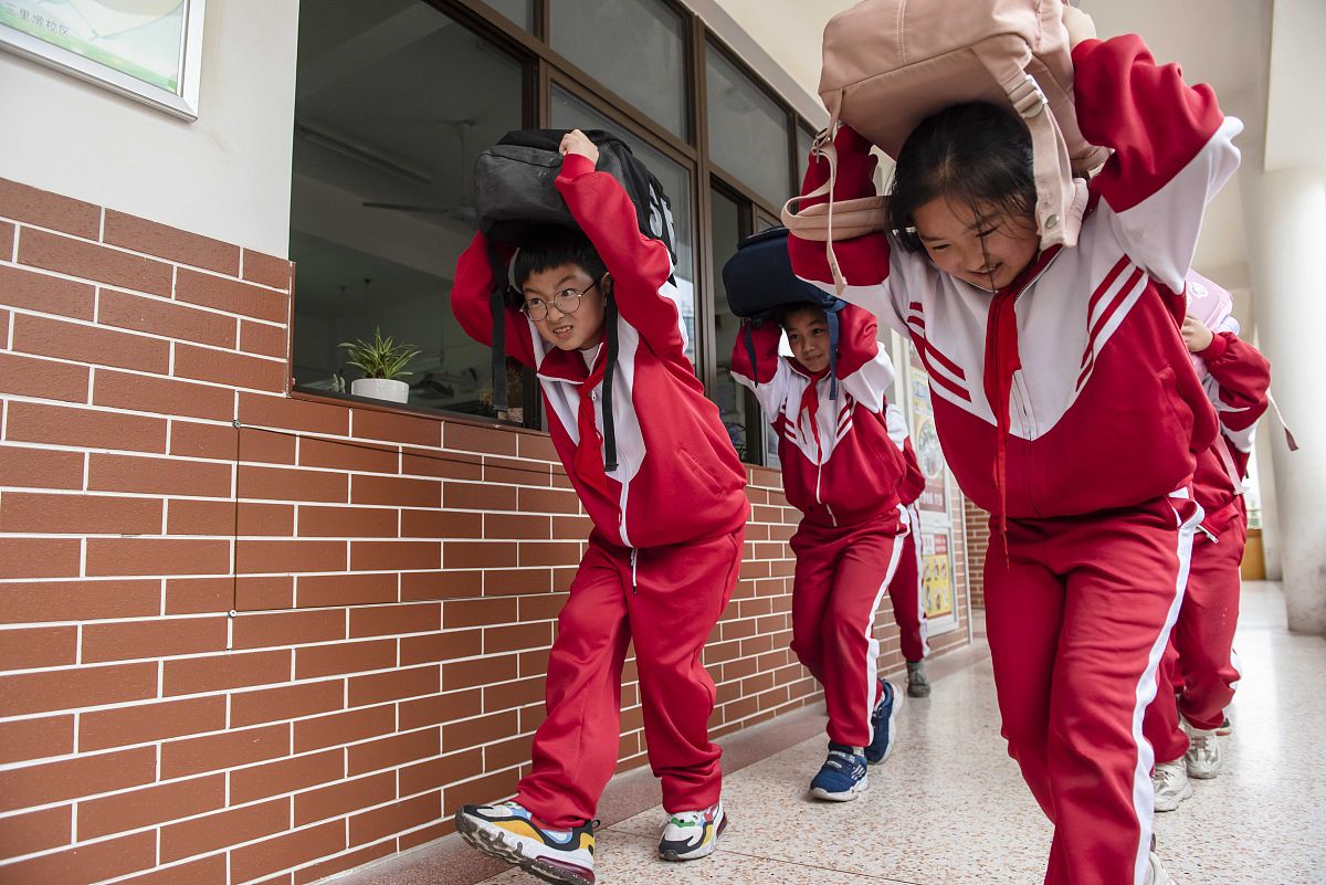 2021年5月12日,在江苏省南通市城中小学三里墩校区,学生在模拟紧急疏