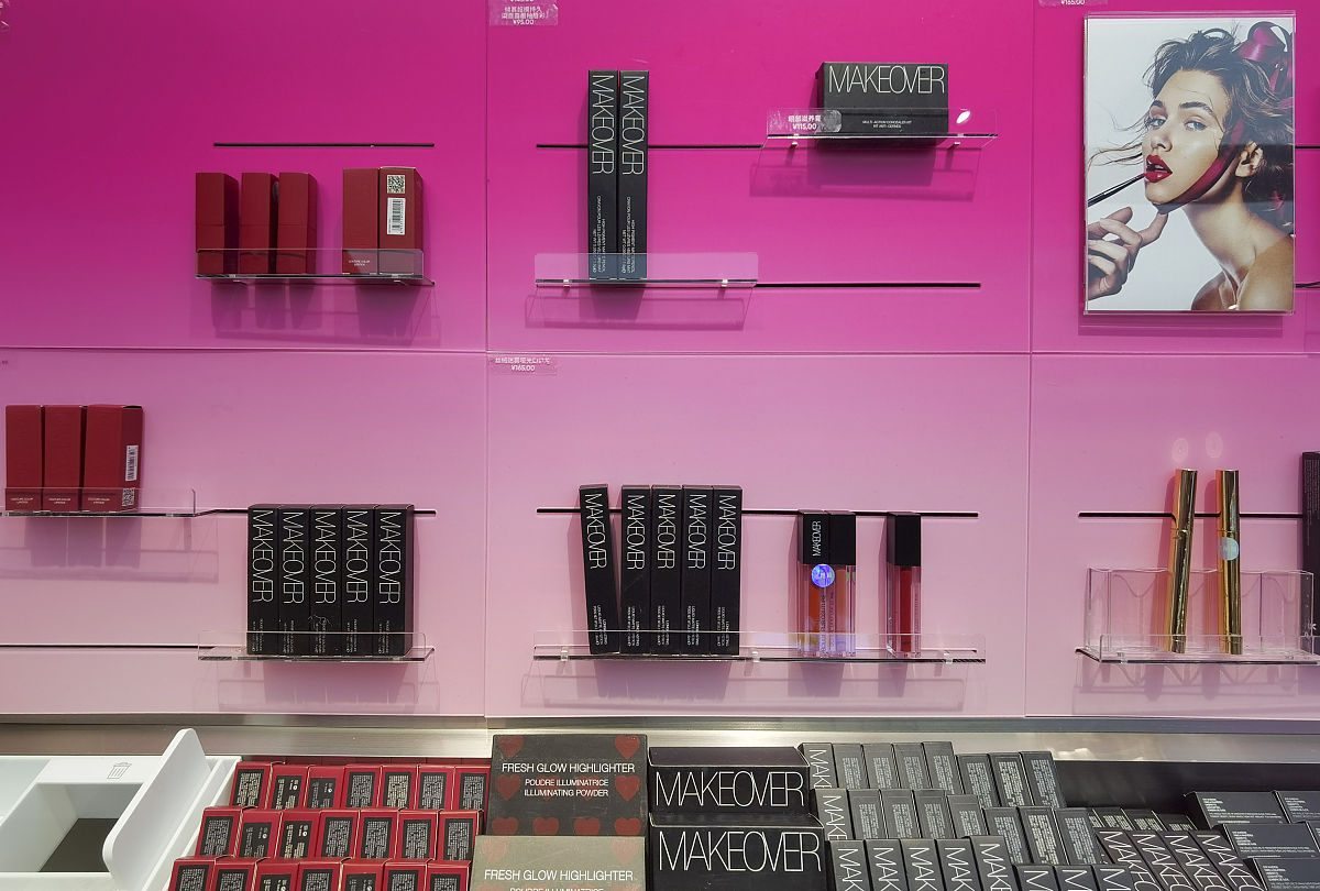 化妆品公司与偶像后援会合作推出联名彩妆系列