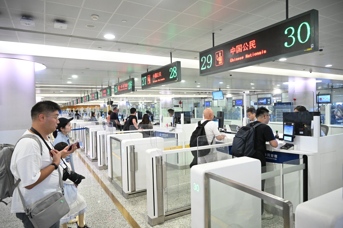 经调查因为当时时间段机场处于航班高峰期且备降航班较多加上该航班终止行程旅客有部分未及时在登机口登记行李信息