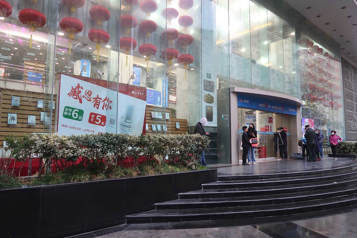 2021年12月12日,上海书城福州路店暂停营业前的最后一天,上海书城迎来