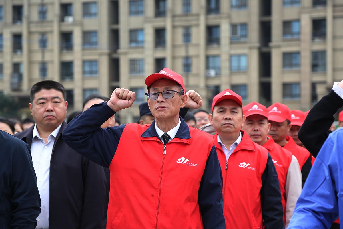 在工作生活中我看到了中石化员工们的朝气蓬勃的精神面貌他们对工作认真负责用笑容去面对每天的工作。100字