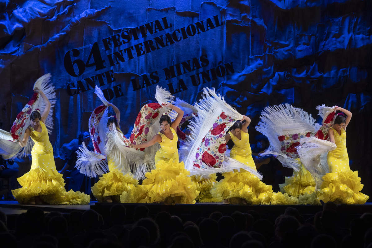 以河南的特色风俗写一篇英语作文200字