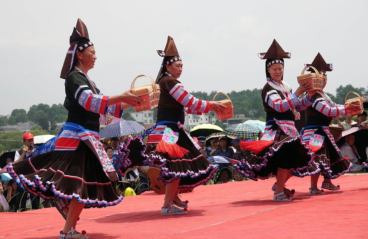 2018年5月22日,贵州安顺,苗族妇女在表演苗族采茶舞.