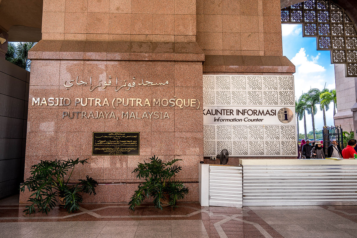 我是蚌埠医学院的护理本科生，跨考的复旦大学的公共卫生与预防医学专业，本科获过校级二等奖学金、三等奖学金，参与过一个国家级大创，献血超过1000ml，六级522，根据以上信息，三百词的英文复试自我介绍。