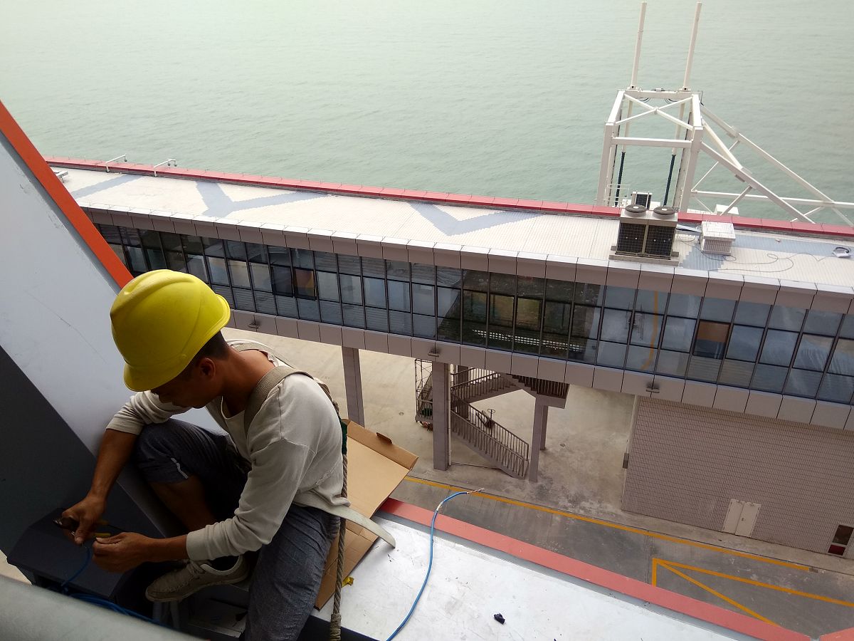 大型柔性壁板外形调控：重力问题解决方案