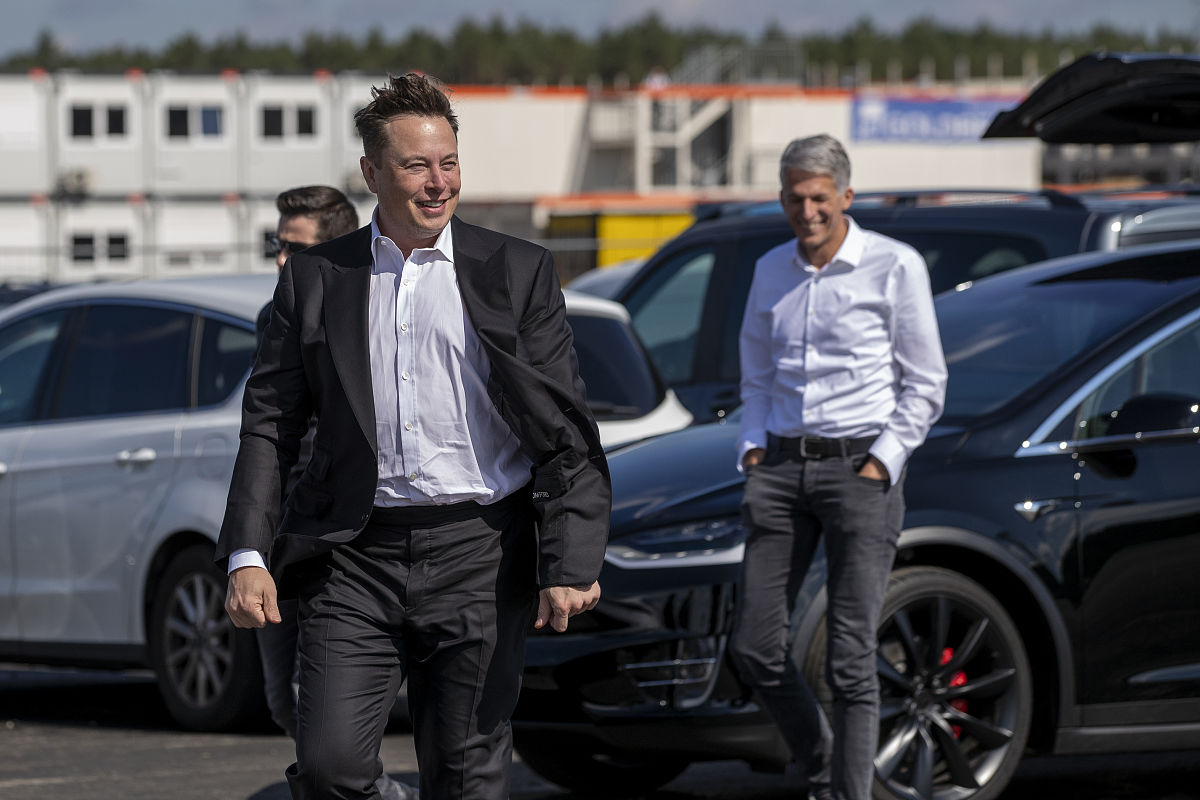 以天才在左疯子在右 写一篇关于马斯克的介绍要有故事性