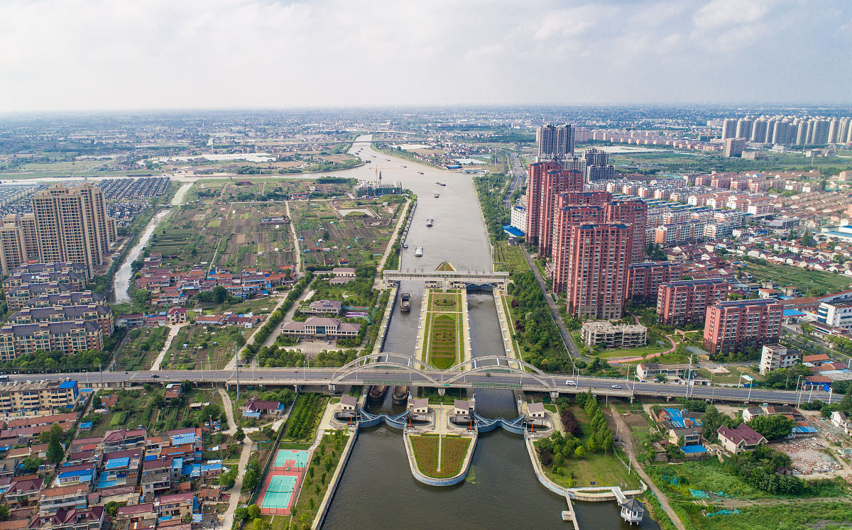 2021年6月15日,江苏省南通市,连申线航道上南来北往的船舶有序通过海