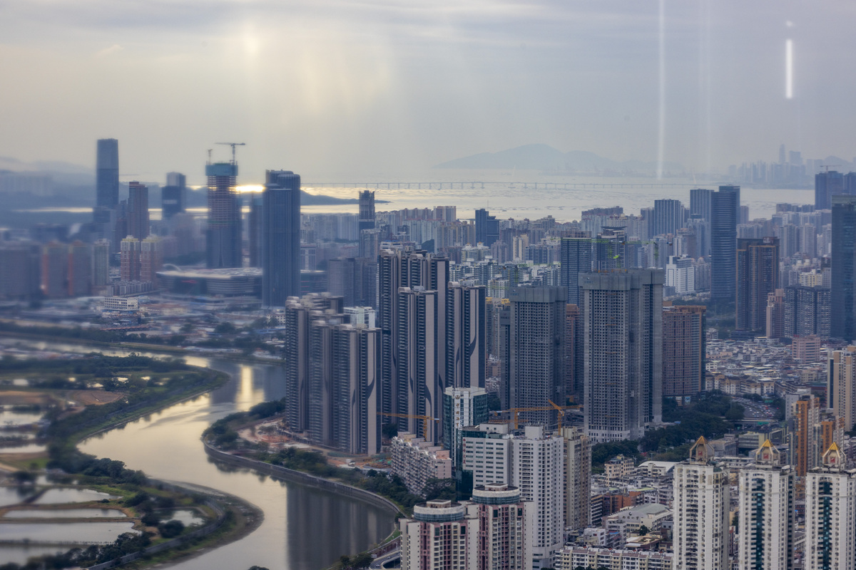 2025年12月2日,广东深圳,地王大厦69层观光厅玻璃幕墙