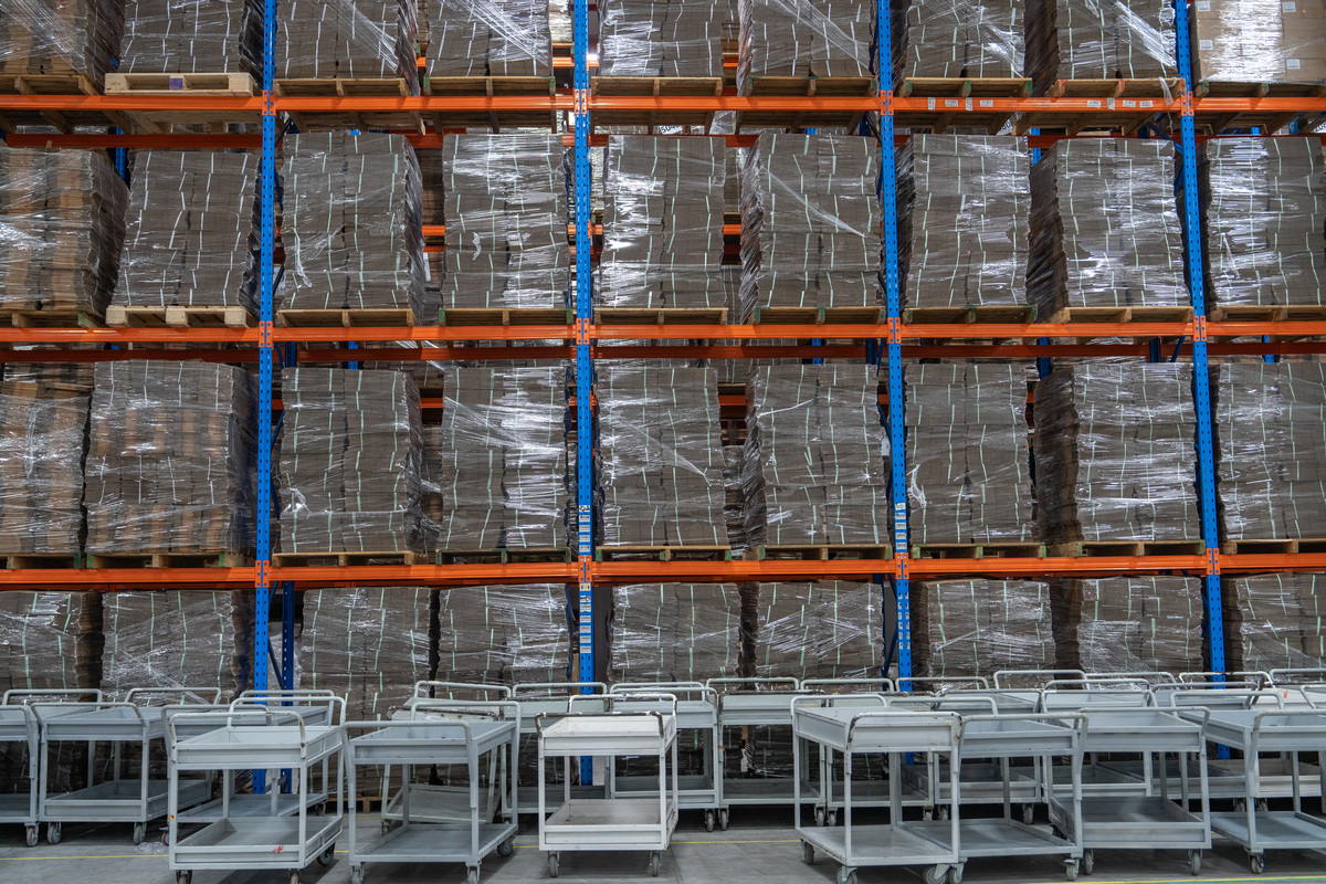 乔艳龙（2014）为了提高立体仓库的运行效率，需要实现自动化仓库管理。通过引入自动化设备和仓库管理系统，可以实现仓库的自动化存储、取出和管理，从而减少人力和时间成本，提高仓库的效率和准确性。换个表达50字