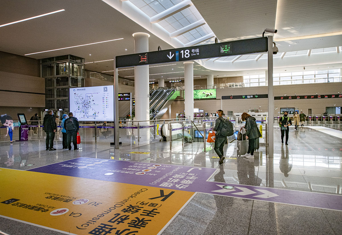 天府机场t1接人在哪里停车 不少于250字帮我描述