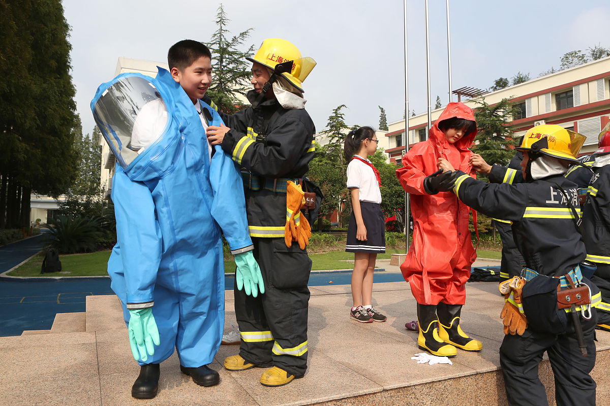 翻译
Operators shall wear a rated blasting suit (Tyvek is not permitted), Kevlar sleeves over their forearms then blasting gloves over the sleeves.