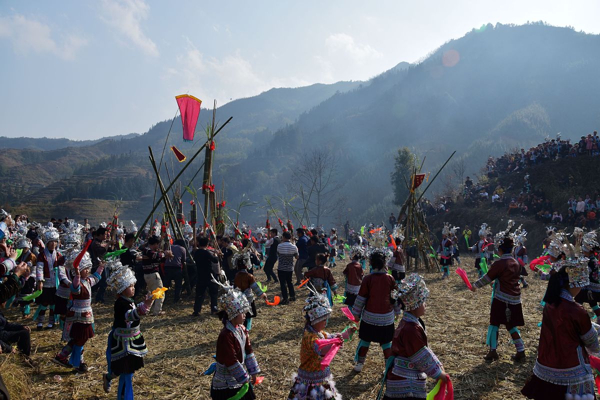 2018年2月17日,贵州黔东南从江县刚边乡加扒村苗族同胞举行吹奏芦笙比
