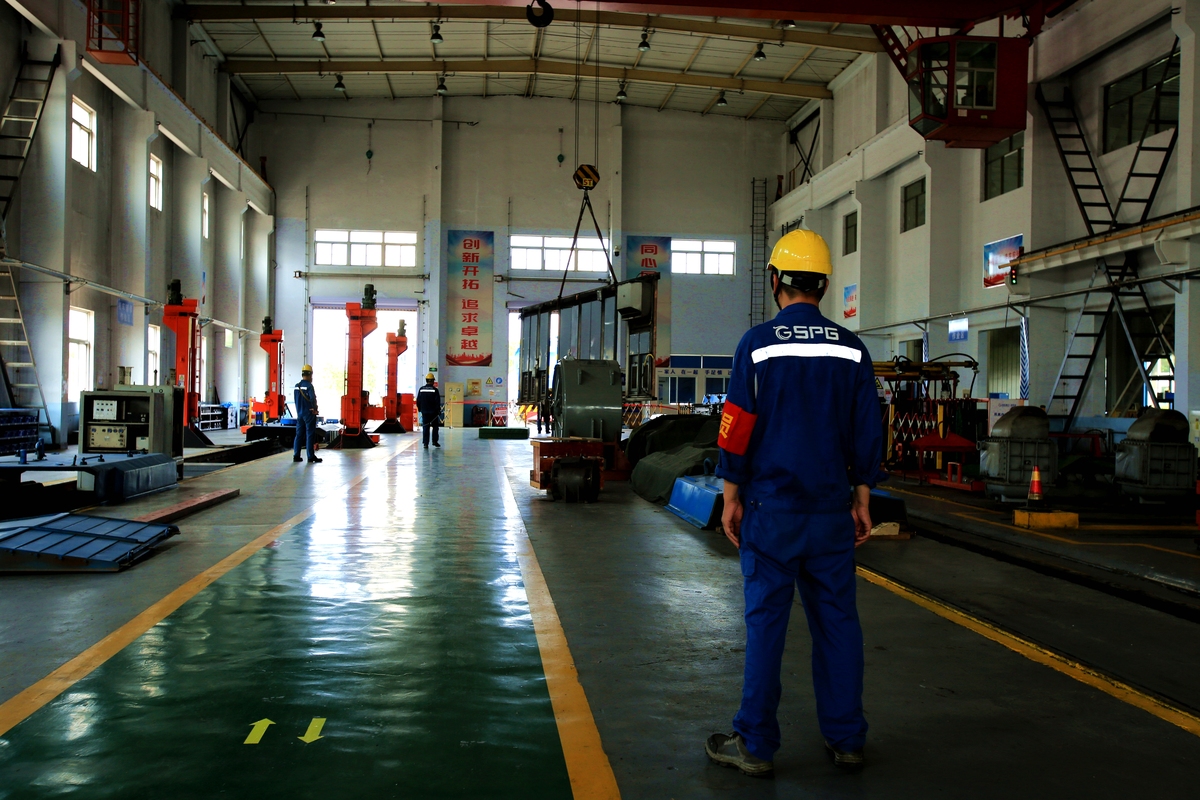 抢关管汇闸门：工人英姿展现艰苦工作