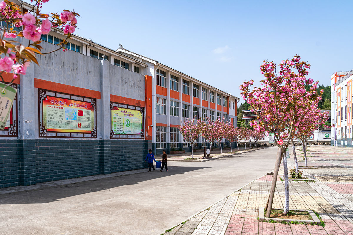 你充当一个写作文员我给你一段话你对这段话进行伪原创、润色改写降低与原文的相似度保持主要意思不变再进行一句话的简单扩写扩写加在原来的内容后面也就是放在同一个pp里面不要放在一个单独的pp里面并且保持html标签不变给你的内容如下： p学校是绵阳市校风示范学校、绵阳市甲级校风示范学校和四川省校风示范学校。先后获得全国群众体育先进单位、四川省群众体育先进单位、绵阳市示范党组织、绵