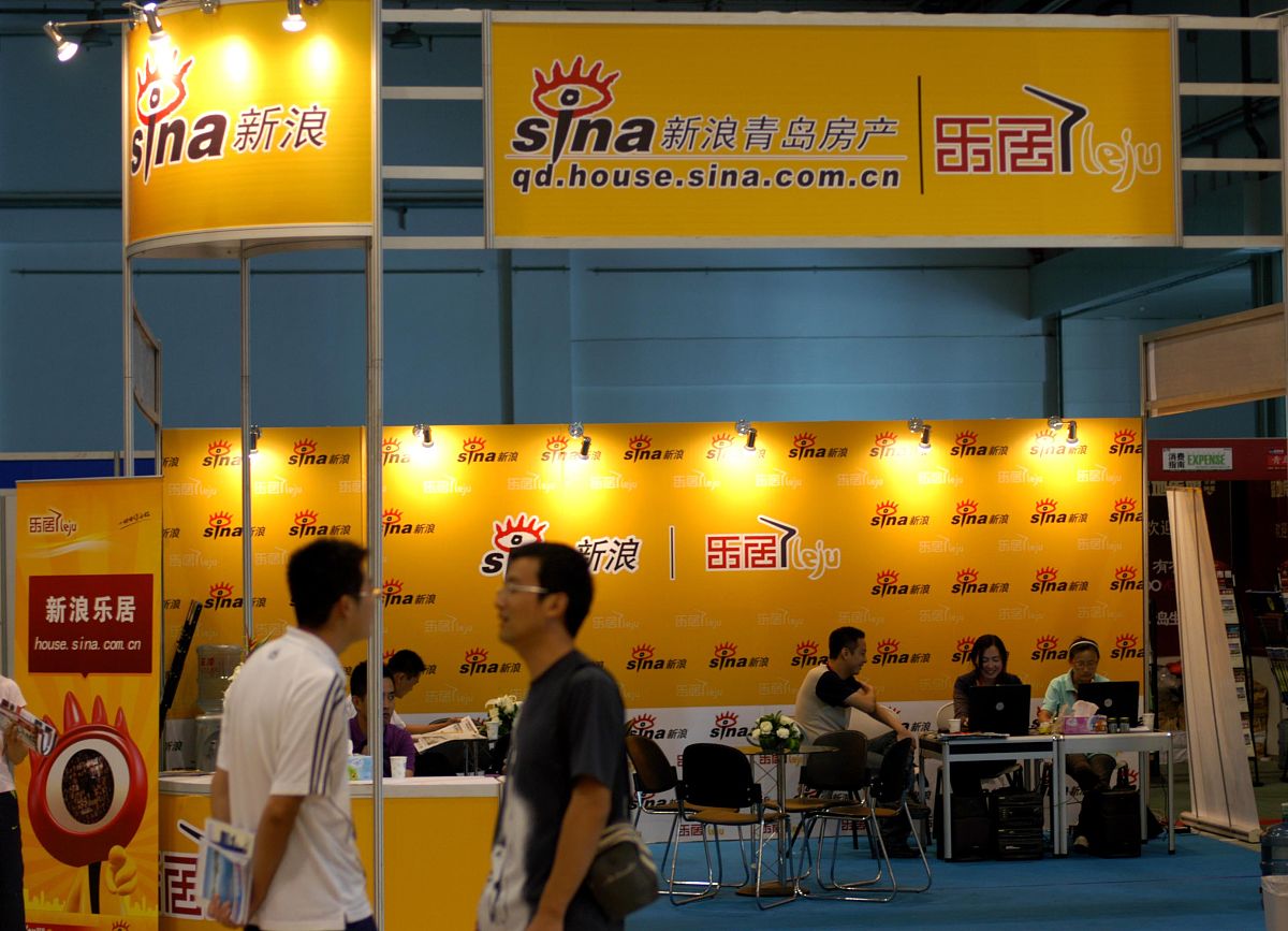 我是一名主持人 我需要一篇展会活动总结的主持稿 串联会议流程