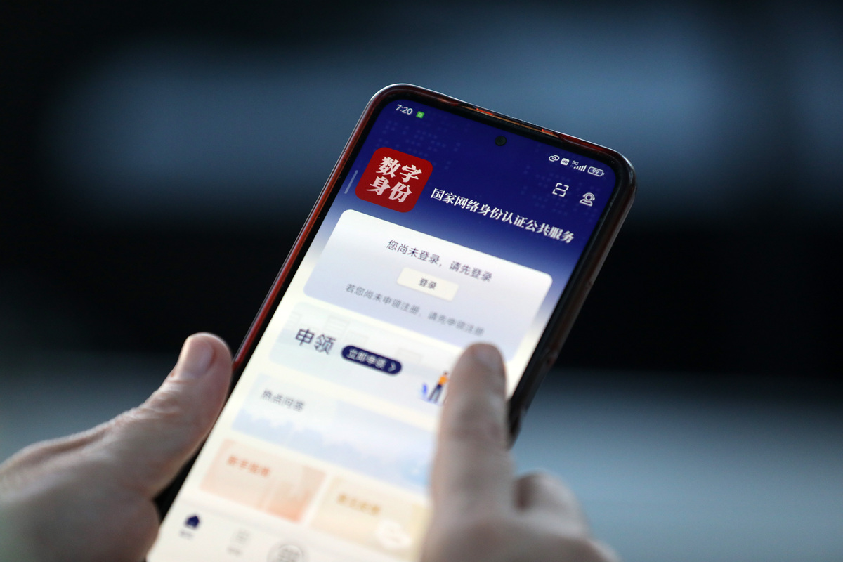 帮我写一件名为 一种银行客户端声纹支付系统和方法的发明专利包括说明书摘要权力要求书。满足以下要求：4基于大数据分析技术对用户的历史交易和行为模式进行分析检测异常交易行为及时阻止欺诈交易。6包括至少10条权力要求书；7权力要求书1的字数至少300字；权力要求书2-5的字数至少150字8满足新颖性、创造性、实用性和独特性。