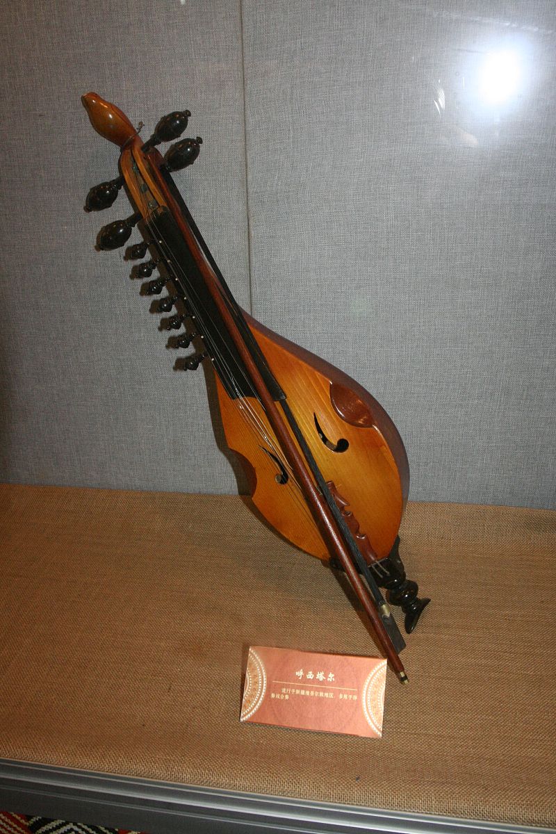 克莉丝蒂娜C09大提琴用250字帮我描述