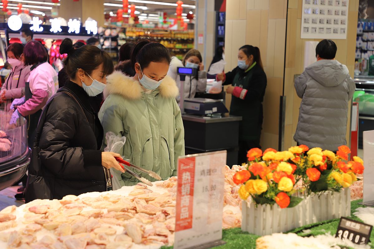 2021年1月2日,湖北宜昌,市民在一家超市采购生活物资.