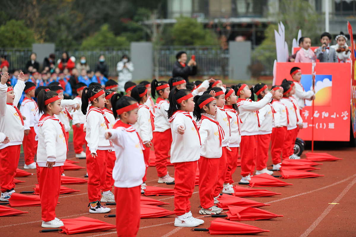 2021年12月22日,江西吉安,吉州区石阳小学的学生在校园文化艺术节上展