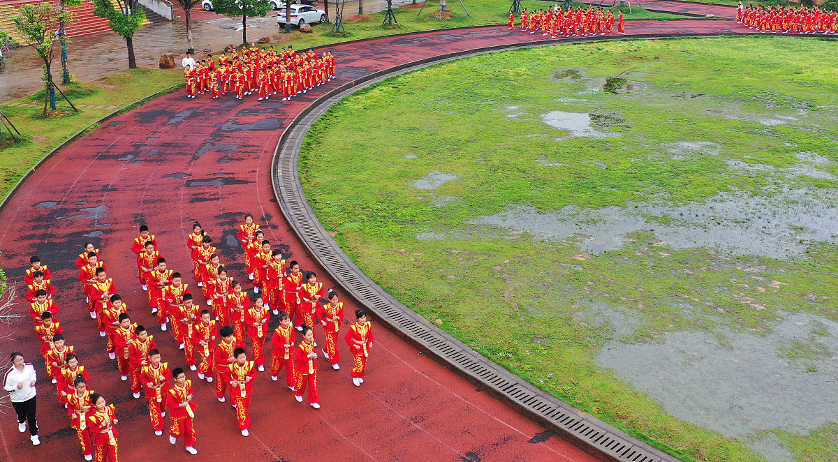 请帮忙写一份小学4年级家长会的家长感受班主任是桑老师语文老师是宝老师。要说明希望让学生可以在课间去操场活动等建议