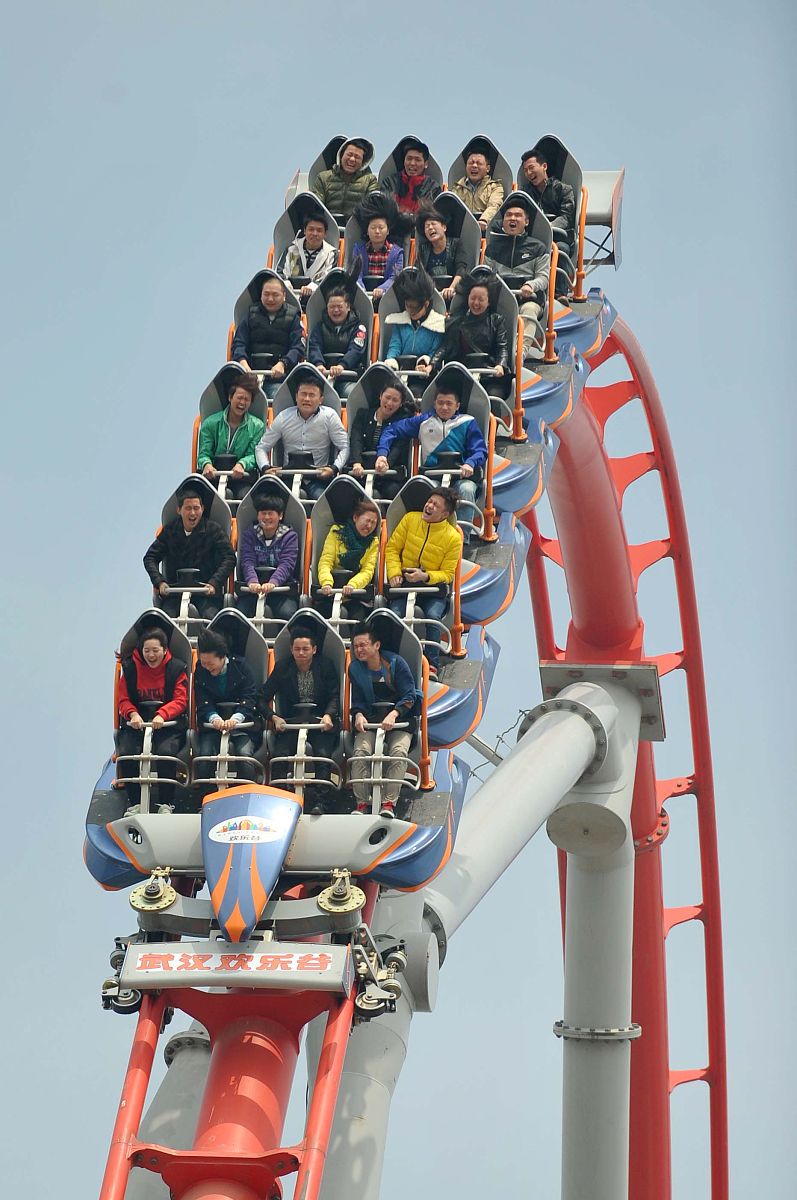 四位少女在游乐园项目挑战