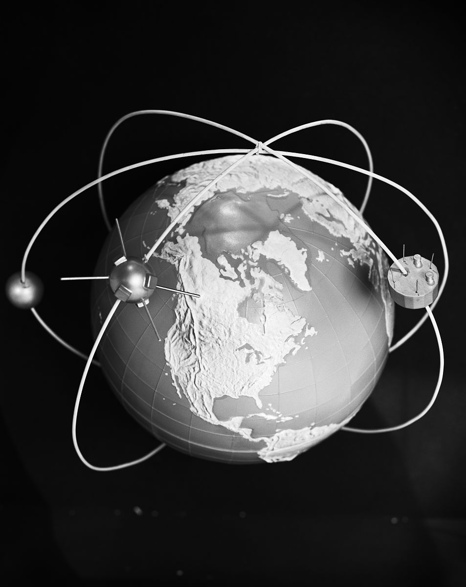 人造地球卫星可视为平面上的椭圆。我国第一颗人造地球卫星近地点距地球表面439 远地点距地球表面2384 地球半径为6371 求该卫星的轨道长度。根据近地点远地点及地球半径求解长轴短轴进而求卫星的轨道长度用MATLAB求解给出完整的求解代码