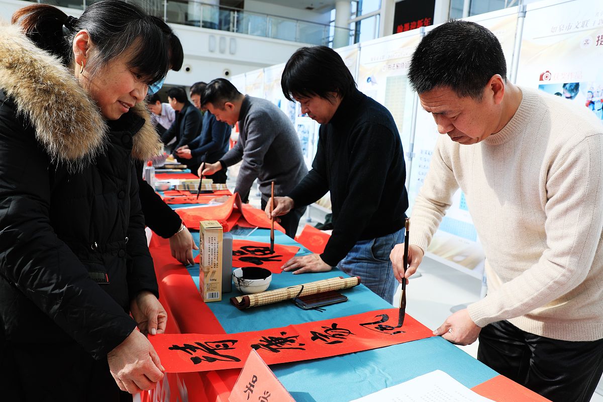 2021年2月7日,江苏南通,书法家在如皋市行政中心为机关党员干部书写廉
