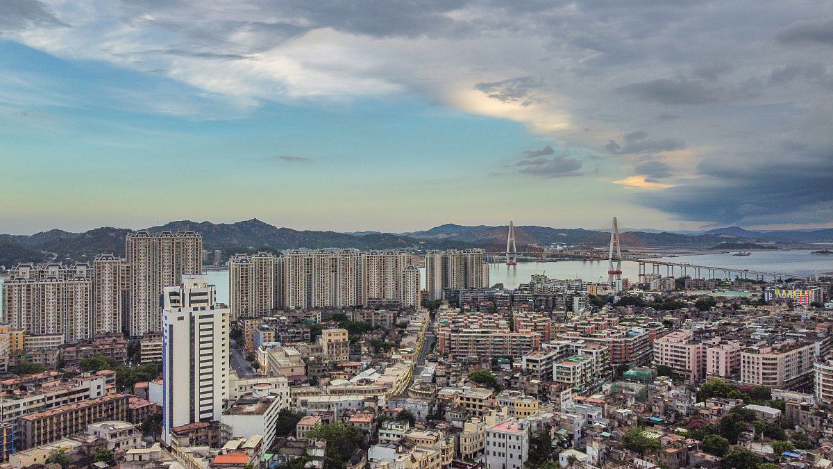 2021年5月24日,广东汕头,航拍城市落日景象.