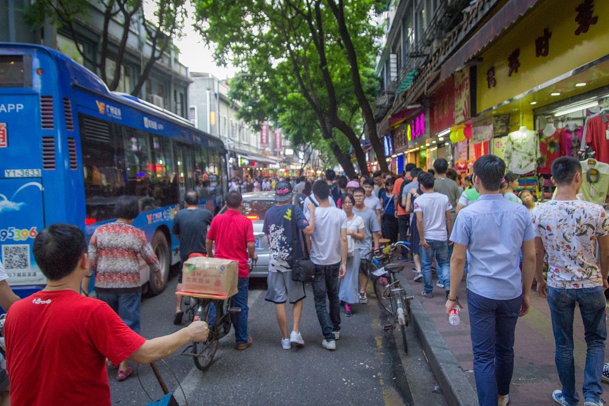 广州天河区小彬出行可以骑去龙洞步行街吗帮我用200字详细描述