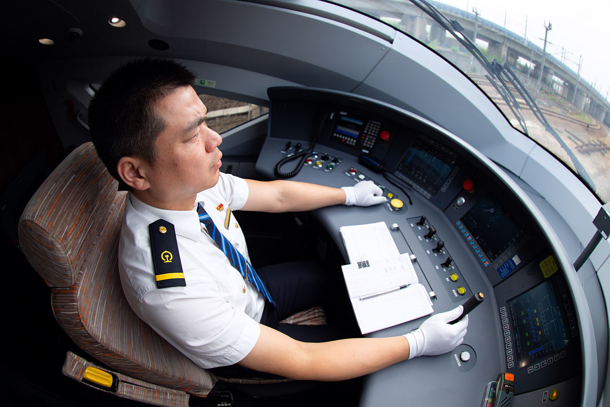 报考高铁动车驾驶员需要哪些条件？